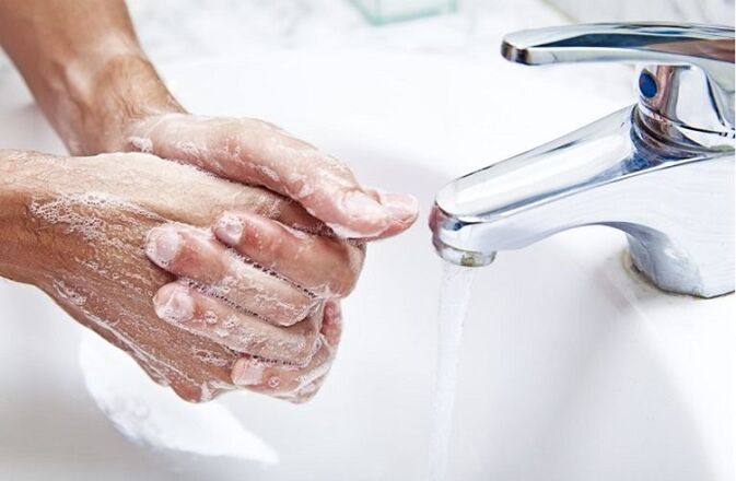 πλύσιμο των χεριών για την αποφυγή προσβολής από παράσιτα
