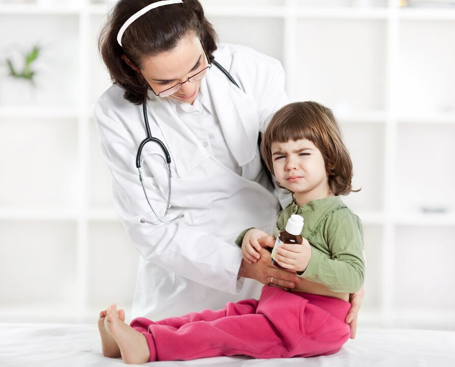 ο γιατρός εξετάζει το παιδί για συμπτώματα σκουληκιών