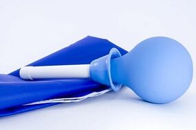 καθαριστικό κλύσμα για την απομάκρυνση των παρασίτων από το σώμα